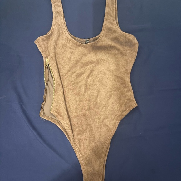 JLUXLABEL Tan and Blue Garment - Picture 2 of 3